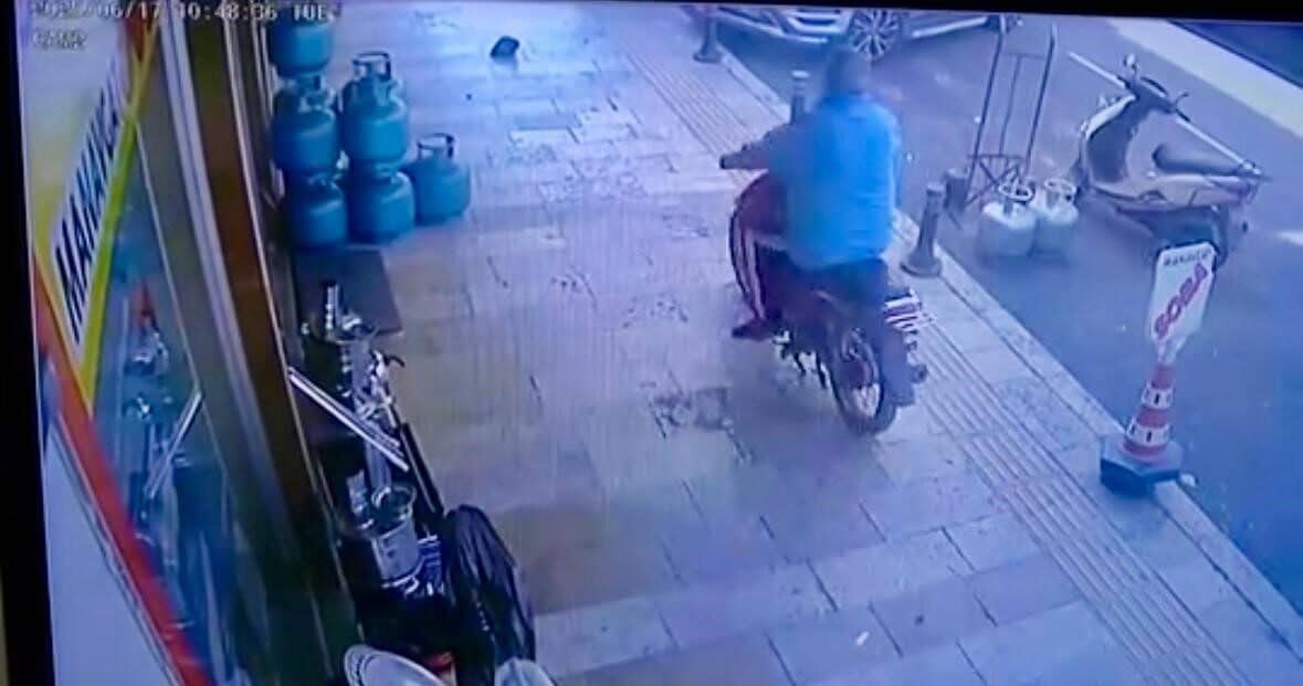 Antalya'nın Manavgat ilçesinde Hüseyin Aslan'a ait tüpçü dükkanının önünde, motosikletli