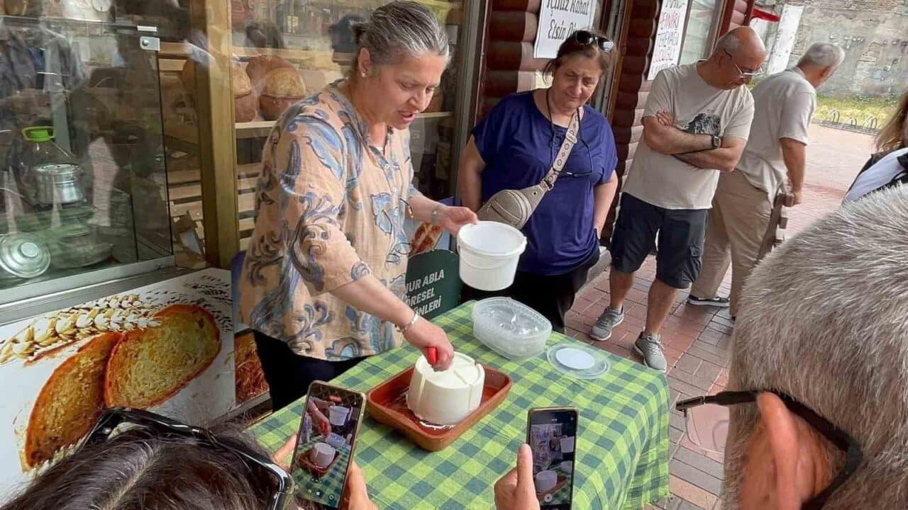 Zonguldak'ta düzenlenen etkinlikte, "Aynur Abla" adıyla tanınan Aynur Çakar, Turistik