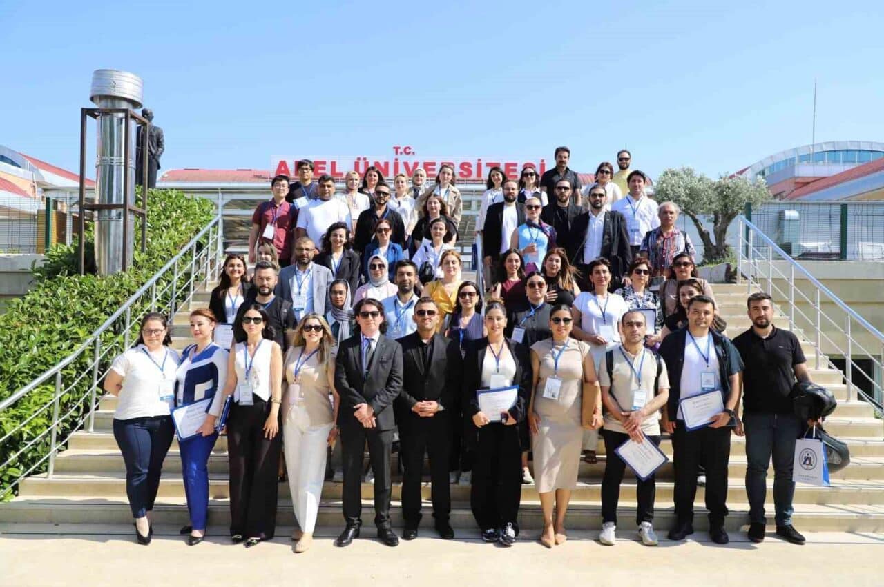 İstanbul Arel Üniversitesi'nde düzenlenen çalıştayda, Türkçe öğretiminde teknoloji ve eğitimdeki