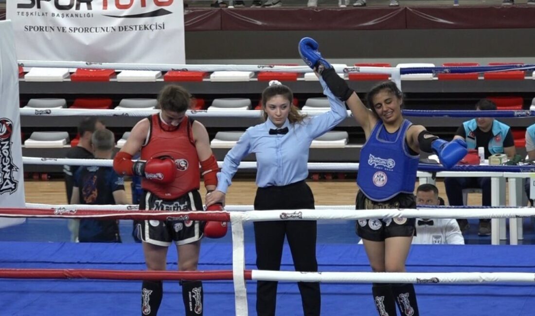 Kırklareli'nde devam eden Hayrullah Camadan Gençler Türkiye Muaythai Şampiyonası'nda yarı