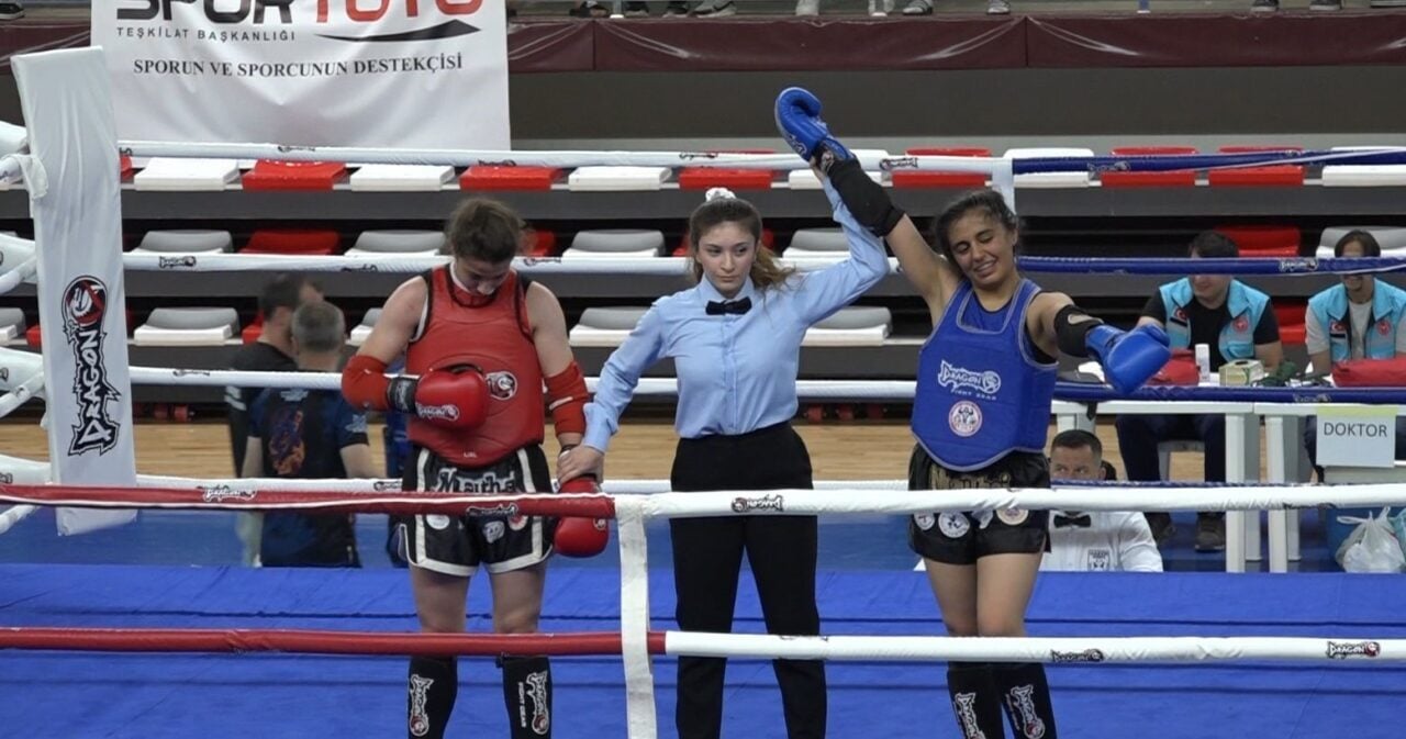 Kırklareli'nde devam eden Hayrullah Camadan Gençler Türkiye Muaythai Şampiyonası'nda yarı