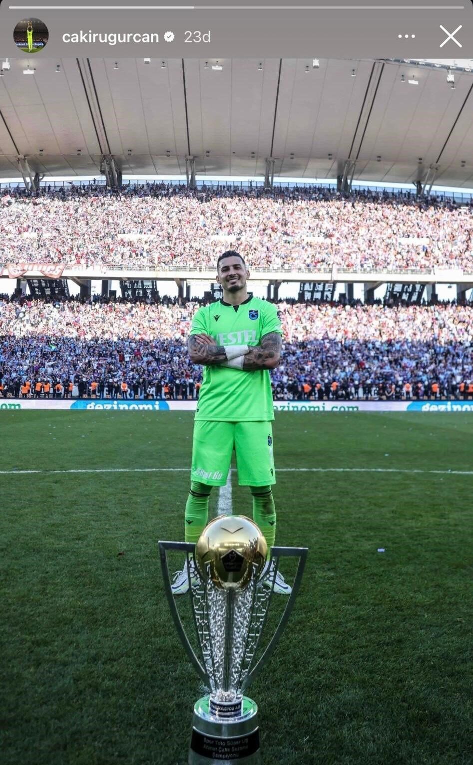 Trabzonspor'un kalecisi Uğurcan Çakır, transfer dedikodularına yanıt vermek için sosyal