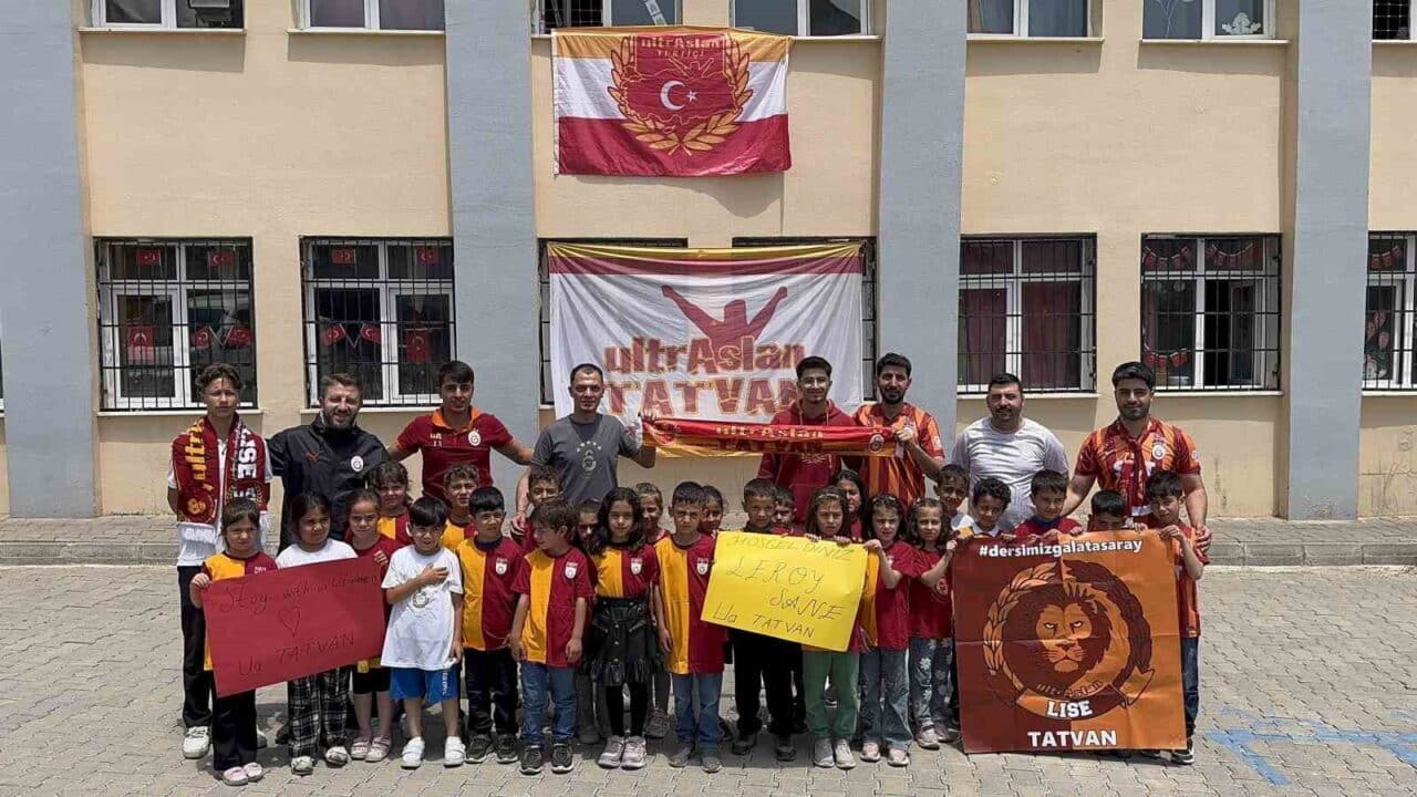 Galatasaray taraftar grubu Ultraslan, Bitlis'in Tatvan ilçesindeki Fatih İlkokulu'nda 25