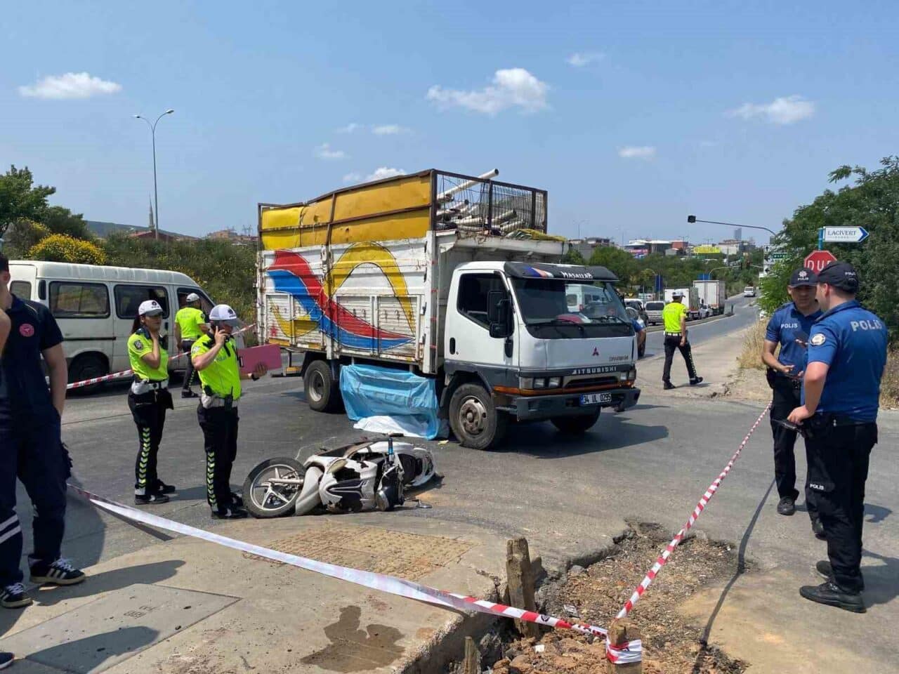Ümraniye'de, 17 yaşındaki E.A.'nın kullandığı motosiklet, dönüş yapan bir kamyonete