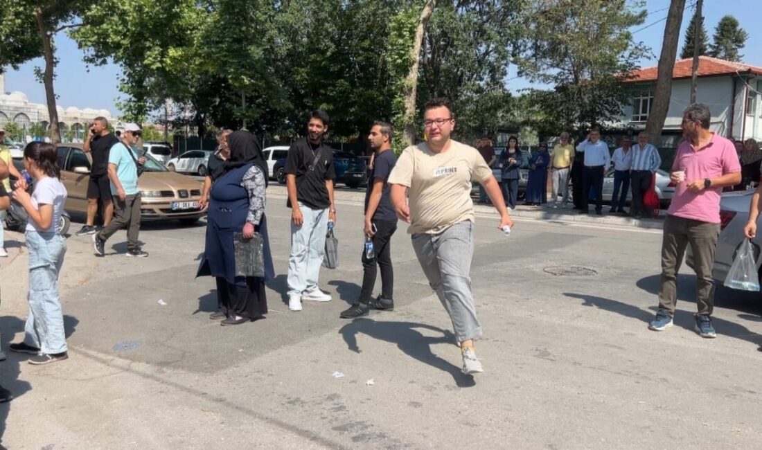 Konya'da, Temel Yeterlilik Sınavı'na geç kalan bazı öğrenciler, kapılar kapanmadan