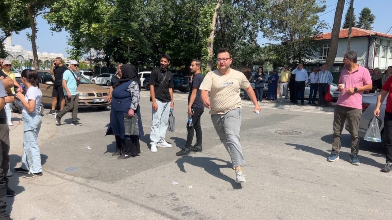 Konya'da, Temel Yeterlilik Sınavı'na geç kalan bazı öğrenciler, kapılar kapanmadan