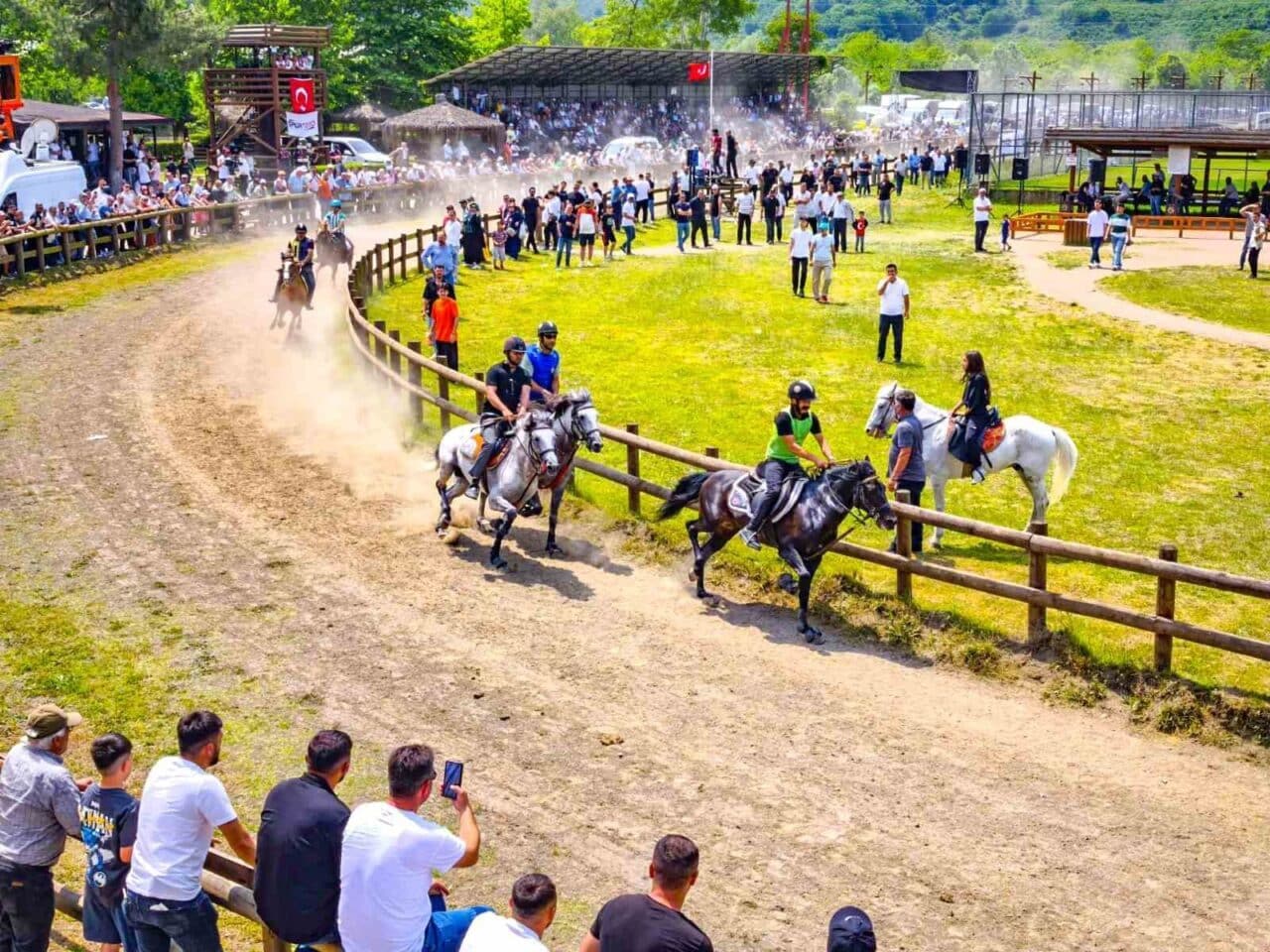 Ünye ilçesinde yapılan rahvan at yarışları, Türkiye Geleneksel Atlı Spor