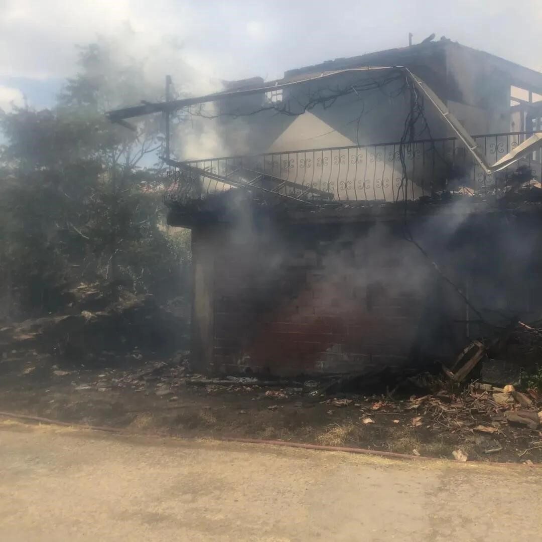 Uşak'ın Eşme ilçesinde Kıranköy'de çıkan yangında, bir evde başlayan alevler