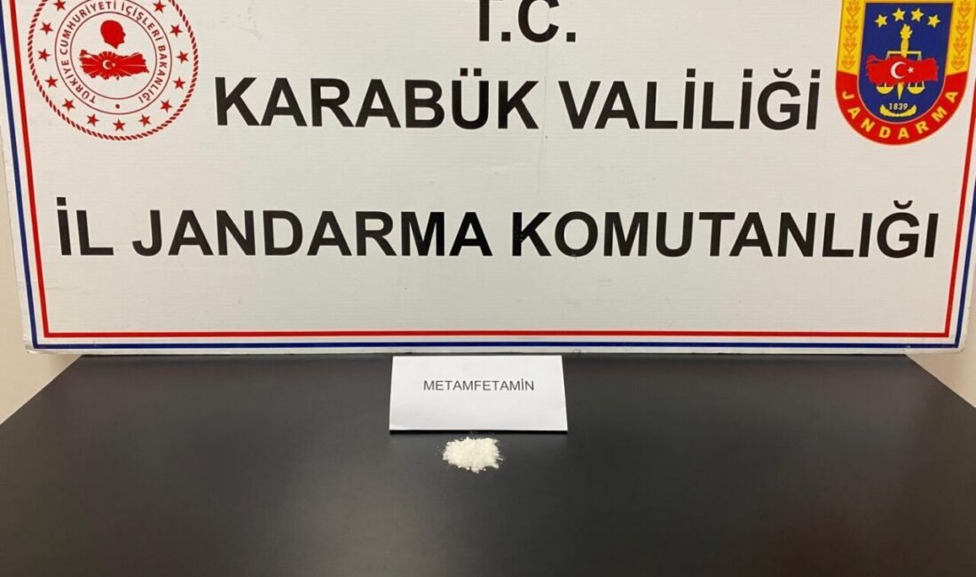 Karabük'te düzenlenen operasyonda, jandarma tarafından bir şüphelinin üstünde ve aracında