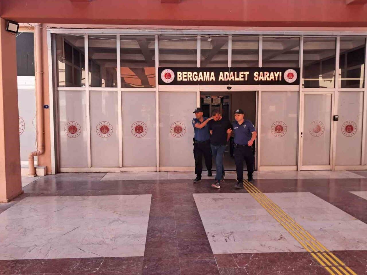 İzmir'in Bergama ilçesinde, uyuşturucu satışı yapan E.T. ve E.G., motosikletli
