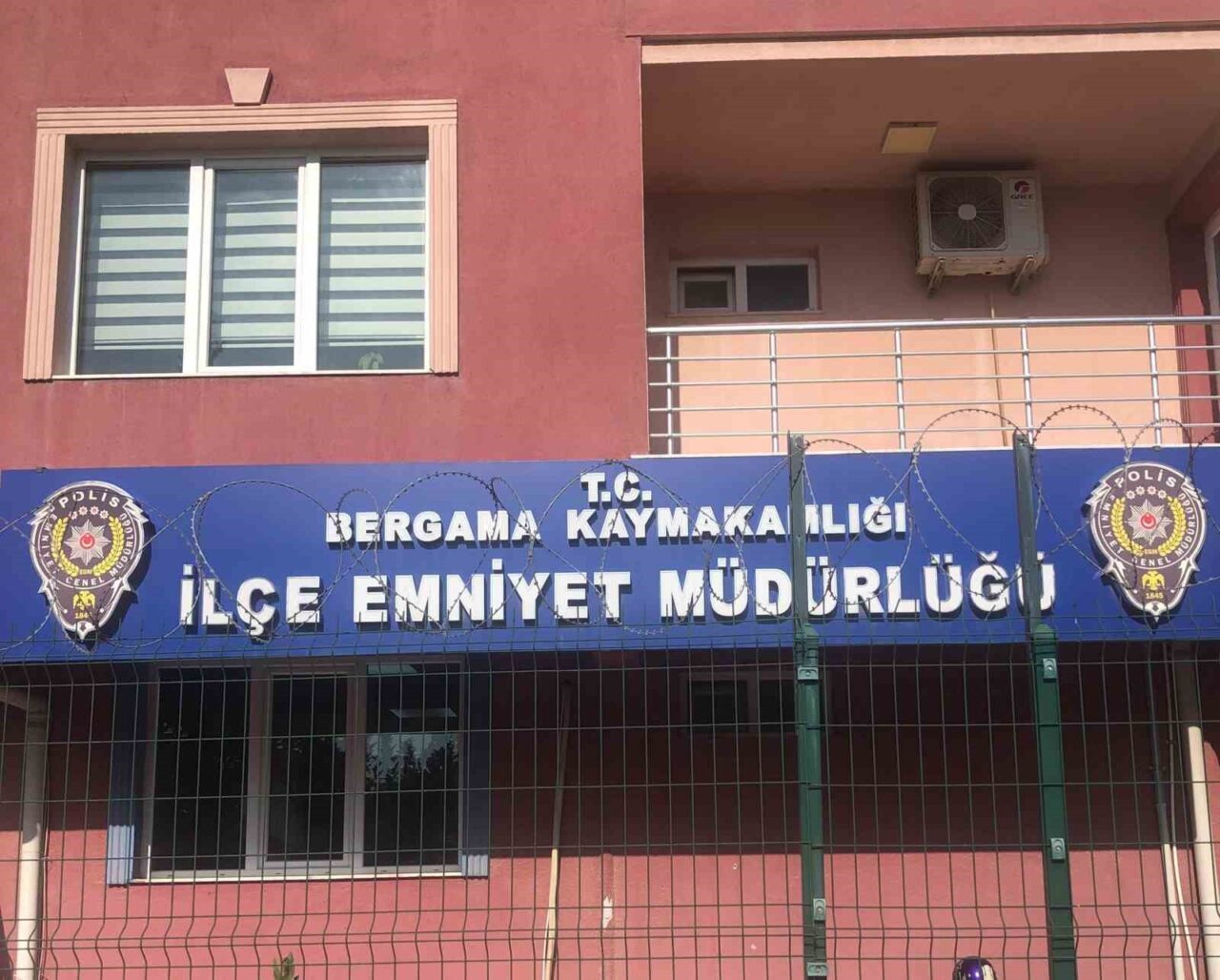 İzmir'in Bergama ilçesinde uyuşturucu madde satışı yaptıkları iddiasıyla C.K. ve