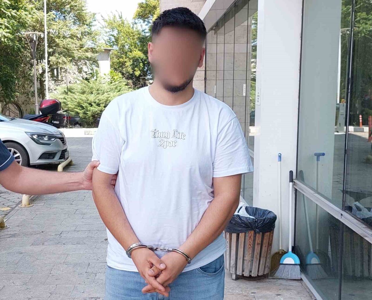 Samsun'da uyuşturucu ticareti nedeniyle gözaltına alınan 22 yaşındaki F.K., polisteki