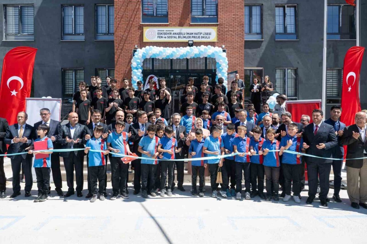 Eskişehir Valisi Hüseyin Aksoy, Eskişehir Anadolu İmam Hatip Lisesi açılışında,