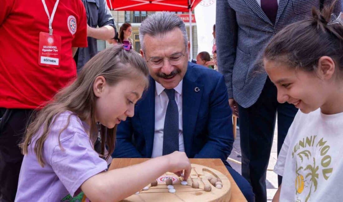 Eskişehir Valisi Hüseyin Aksoy, 'Geleneksel Oyunlar Tırı' etkinliğinde çocuklarla bir