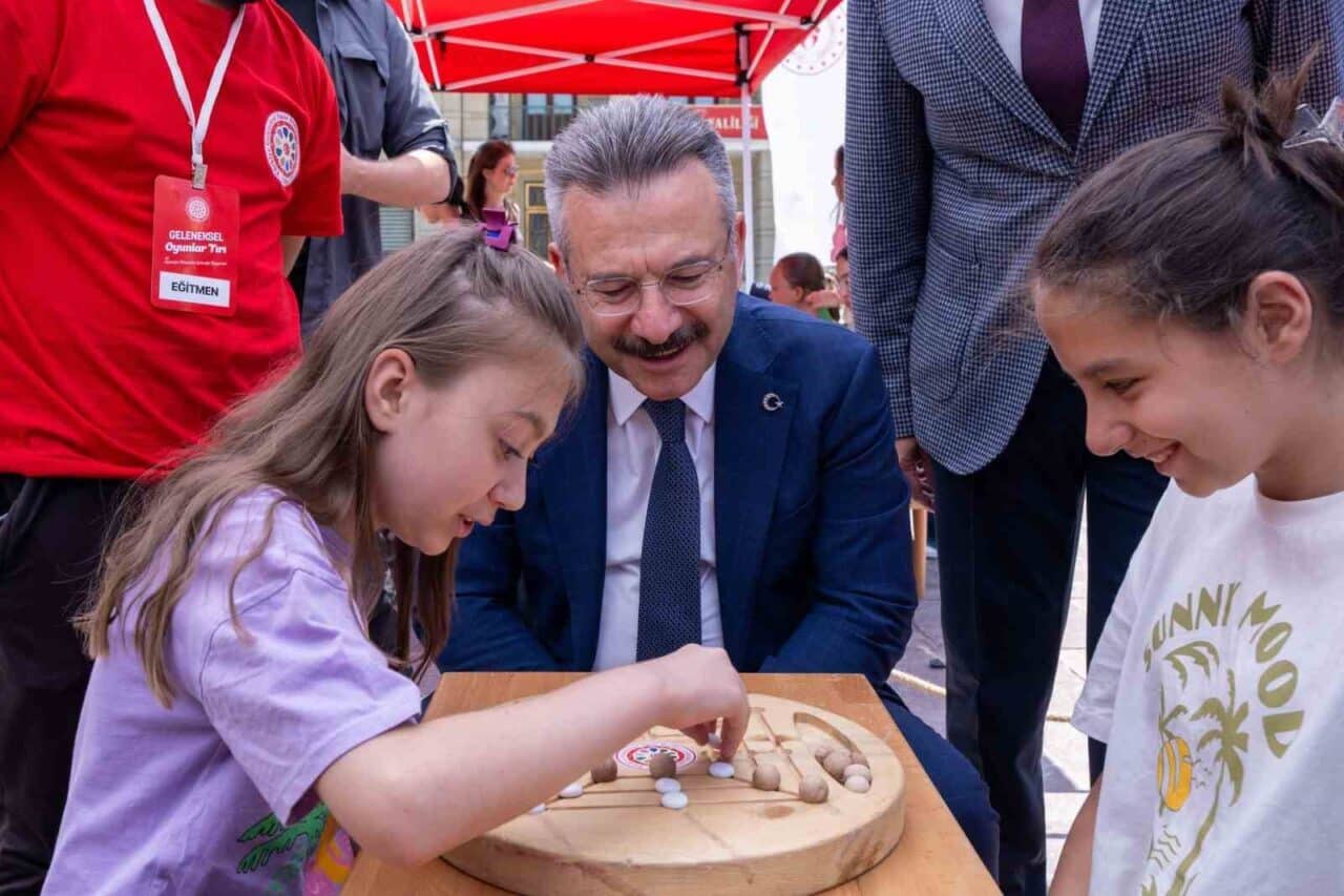 Eskişehir Valisi Hüseyin Aksoy, 'Geleneksel Oyunlar Tırı' etkinliğinde çocuklarla bir
