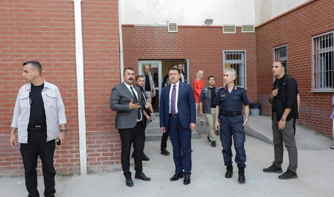 Kütahya Valisi Musa Işın, Geri Gönderme Merkezi'nde denetimlerde bulundu ve