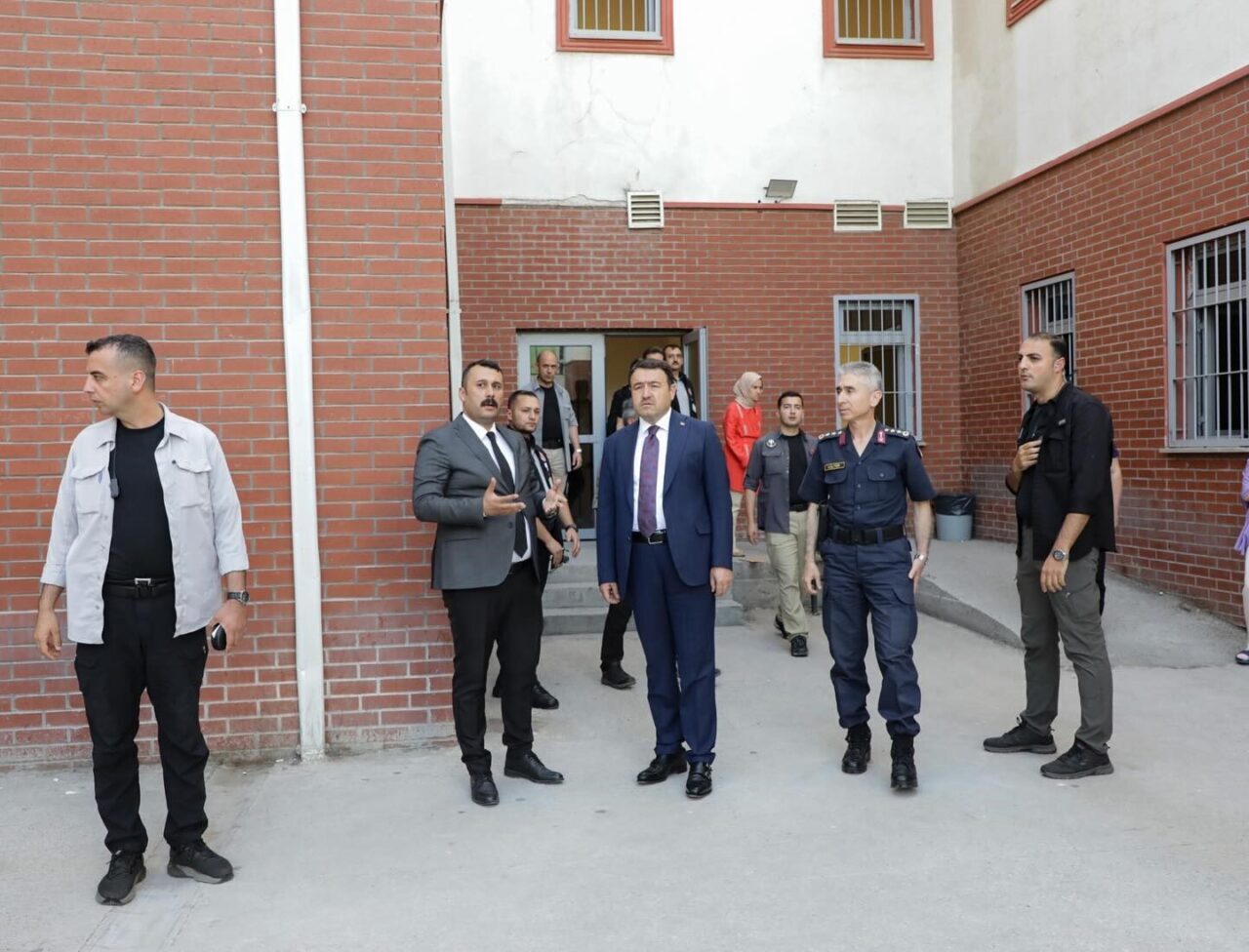 Kütahya Valisi Musa Işın, Geri Gönderme Merkezi'nde denetimlerde bulundu ve