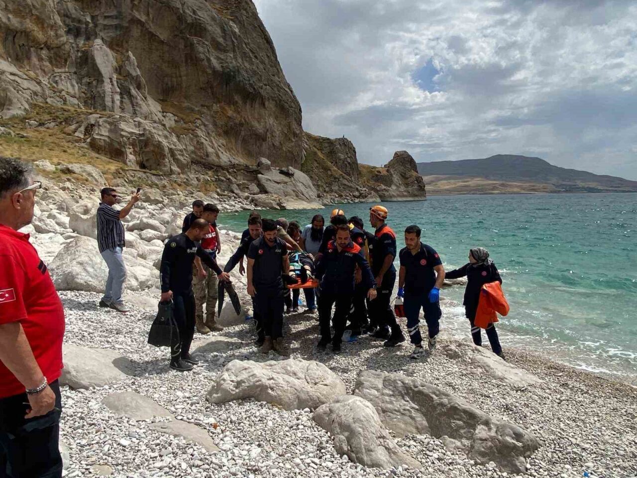 Van'ın Tuşba ilçesinde serinlemek amacıyla Van Gölü'ne giren 14 yaşındaki