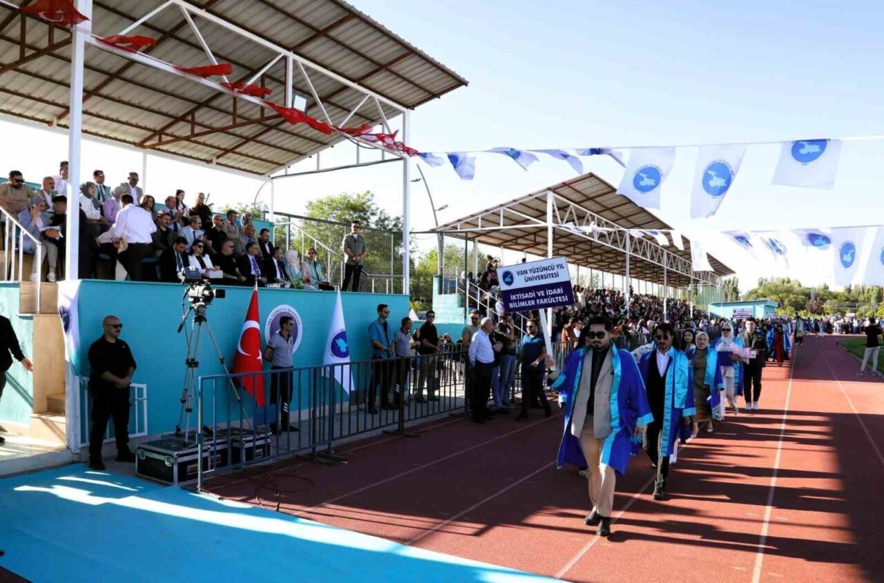 Van Yüzüncü Yıl Üniversitesi'nde düzenlenen 2024-2025 mezuniyet törenine katılan Vali