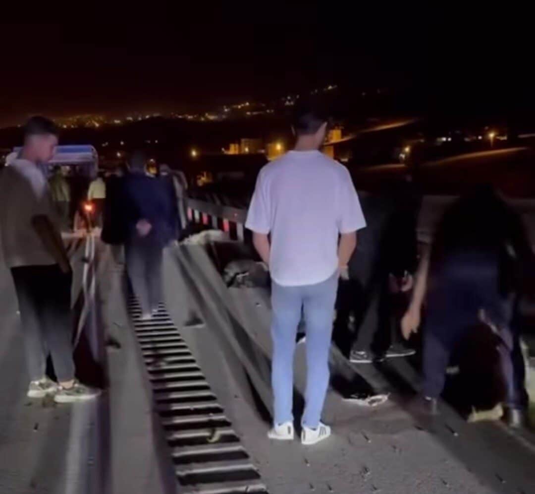 Van'ın Edremit ilçesinde, henüz kimliği belirlenemeyen sürücünün kullandığı hafif ticari