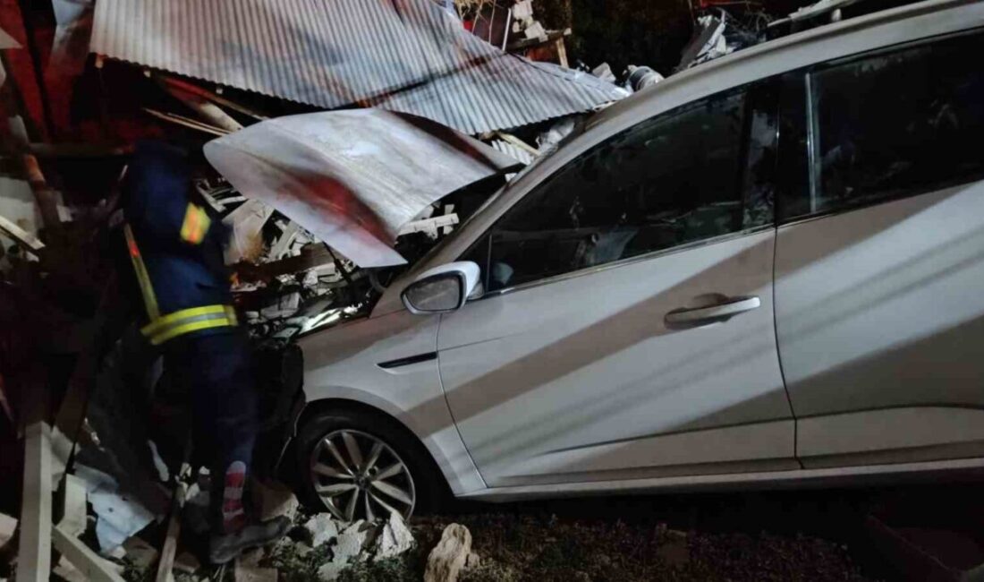 Van'ın Edremit ilçesinde Kurubaş Mahallesi'nde meydana gelen trafik kazasında otomobilin