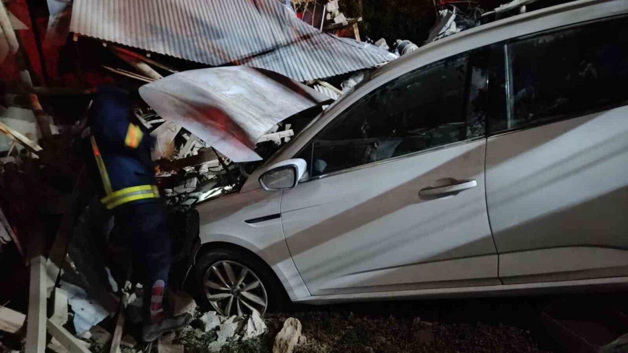 Van'ın Edremit ilçesinde Kurubaş Mahallesi'nde meydana gelen trafik kazasında otomobilin