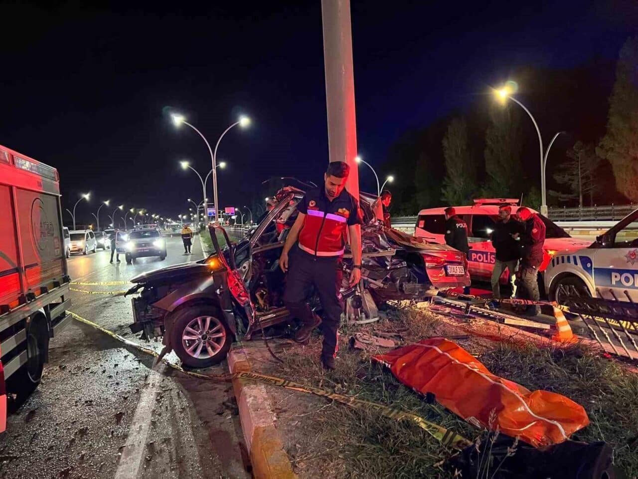 Van'ın Edremit ilçesinde, 31 ALF 329 plakalı otomobil aydınlatma direğine