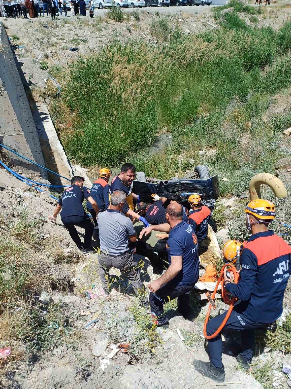 Van'ın Tuşba ilçesinde iki otomobilin çarpışması sonucu 5 kişi yaralandı.