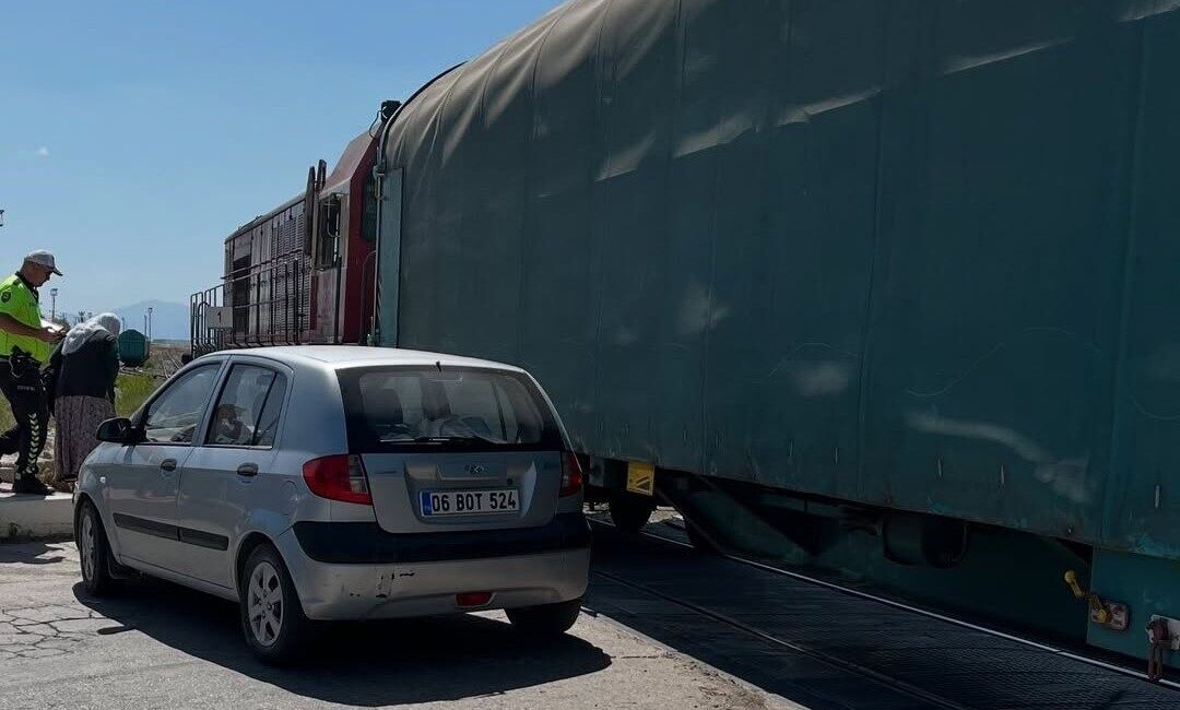 Van’ın Tuşba ilçesinde, hemzemin geçitte trenin 06 BOT 524 plakalı