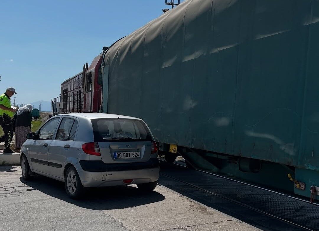 Van’ın Tuşba ilçesinde, hemzemin geçitte trenin 06 BOT 524 plakalı