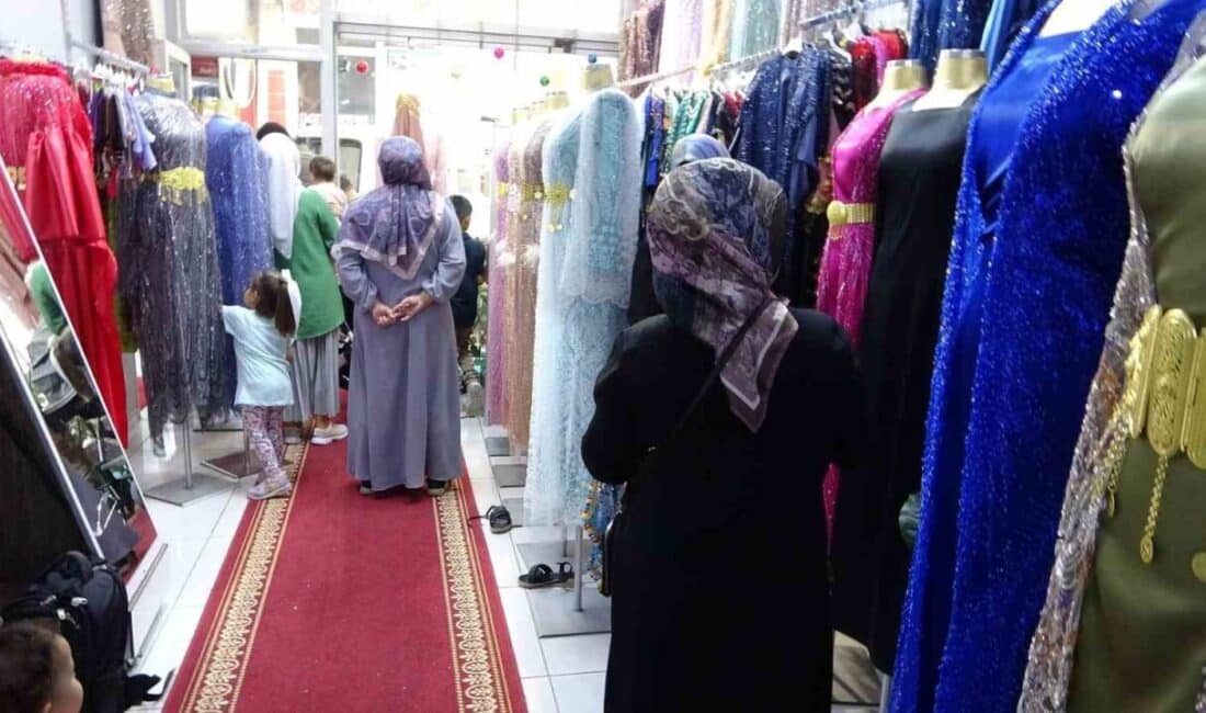 Van'da düğün sezonunun başlamasıyla yöresel "kiras-fistan" kıyafetlerine talep arttı. Esnaf