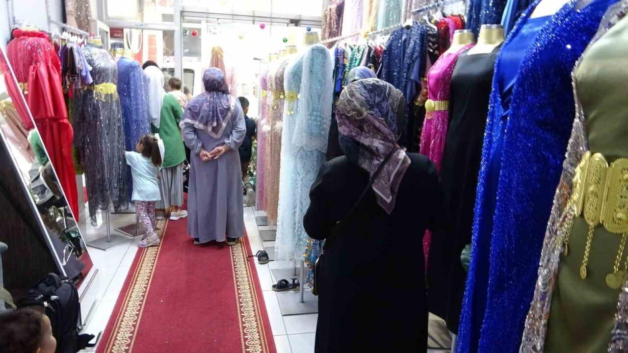 Van'da düğün sezonunun başlamasıyla yöresel "kiras-fistan" kıyafetlerine talep arttı. Esnaf