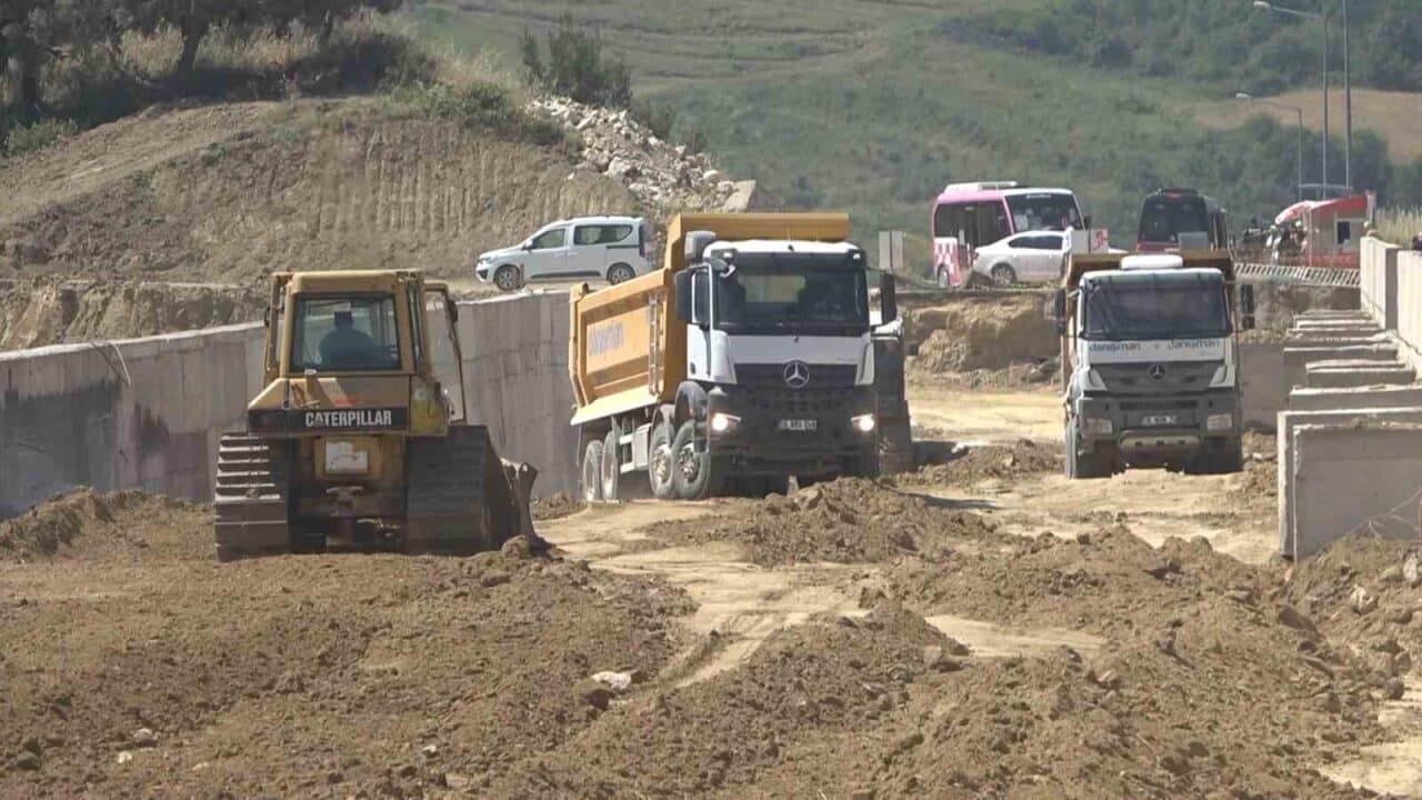 Yalova Eğitim ve Araştırma Hastanesi'nin çöken bağlantı yolunun inşaatı hızla