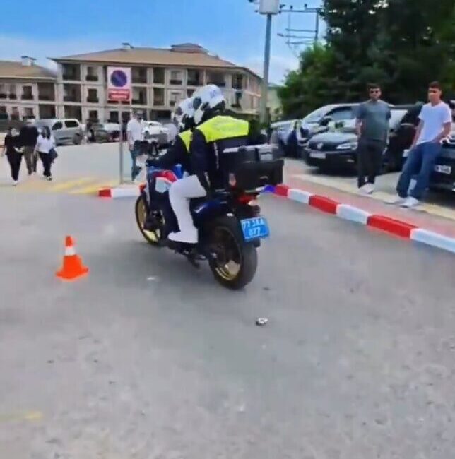 Yalova'da Tarık Hamit, YKS'ye girmeden önce kafede unuttuğu kimliğini fark