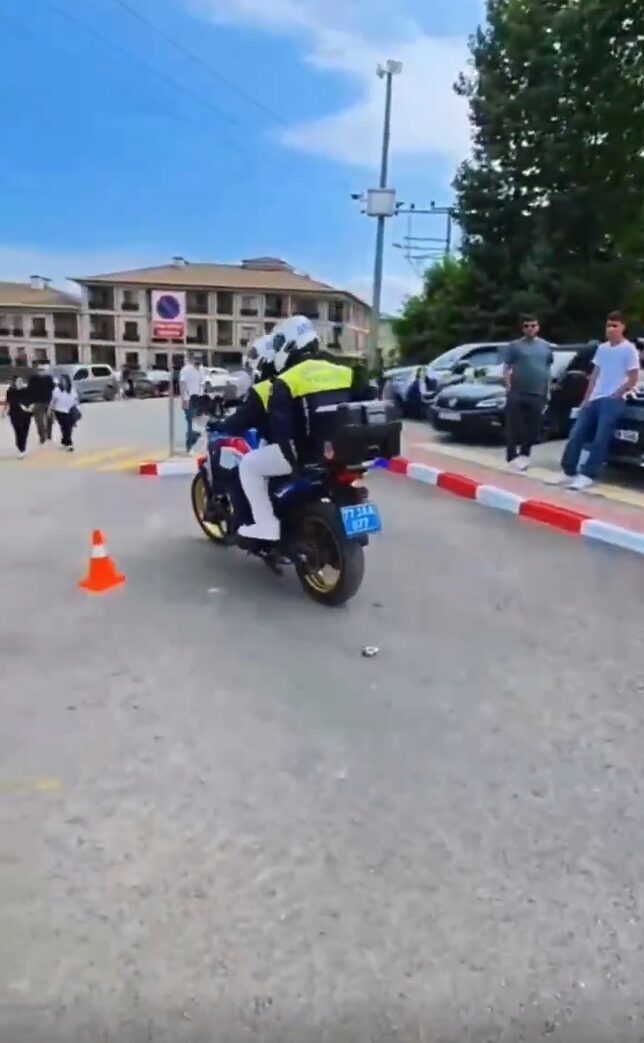Yalova'da Tarık Hamit, YKS'ye girmeden önce kafede unuttuğu kimliğini fark