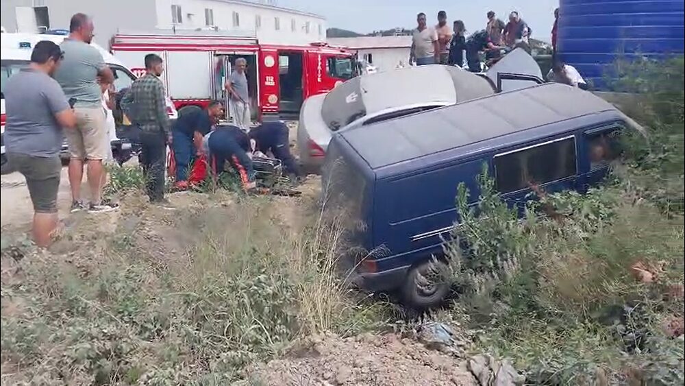 Yalova-Armutlu kara yolunda, Teşvikiye beldesinde bir otomobil ile minibüs çarpıştı.