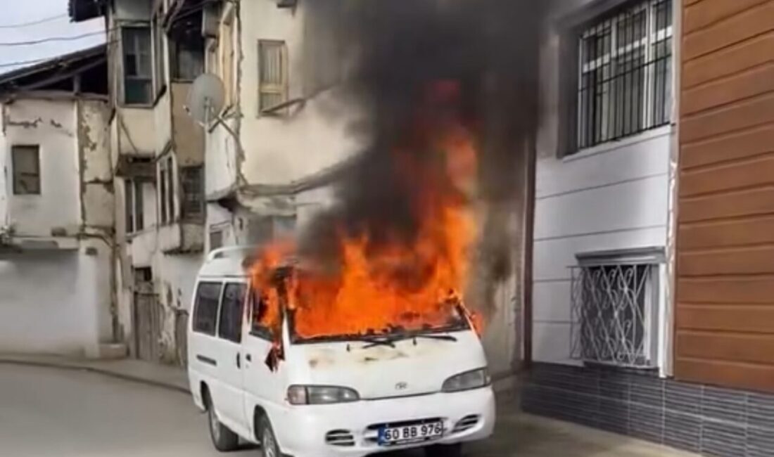 Tokat'ın Zile ilçesinde park halindeki Yaşar Günel'e ait Hyundai minibüs,