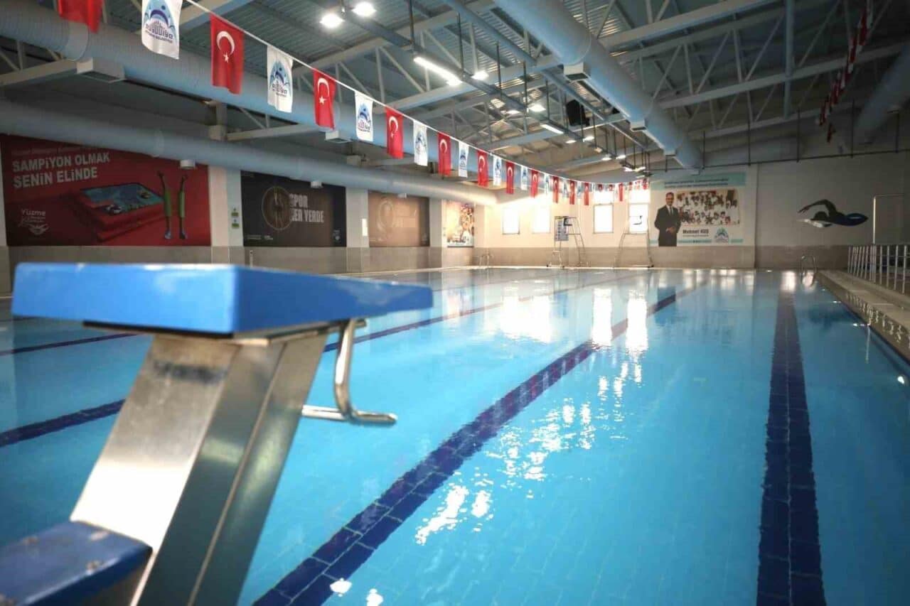 Eyyübiye Belediye Başkanı Mehmet Kuş, ilçedeki yarı olimpik kapalı yüzme