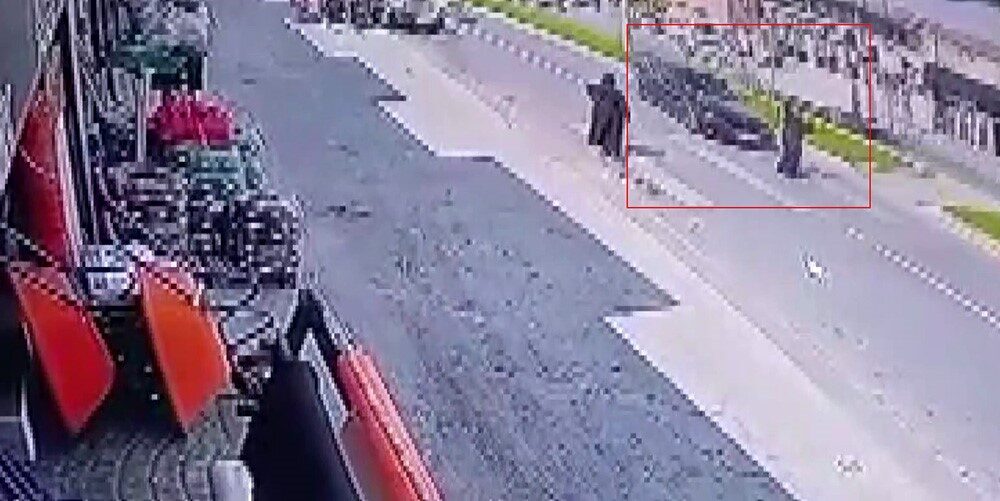 Sakarya'nın Adapazarı ilçesinde, B.A. adlı sürücünün kullandığı otomobil, yaya geçidinden