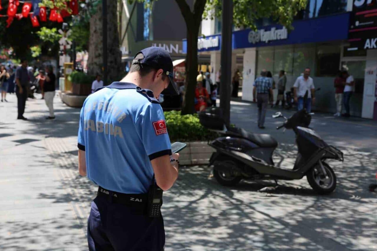 Kocaeli'de Büyükşehir Belediyesi zabıta ekipleri, motosikletli sürücülerin yayaların yoğun olduğu