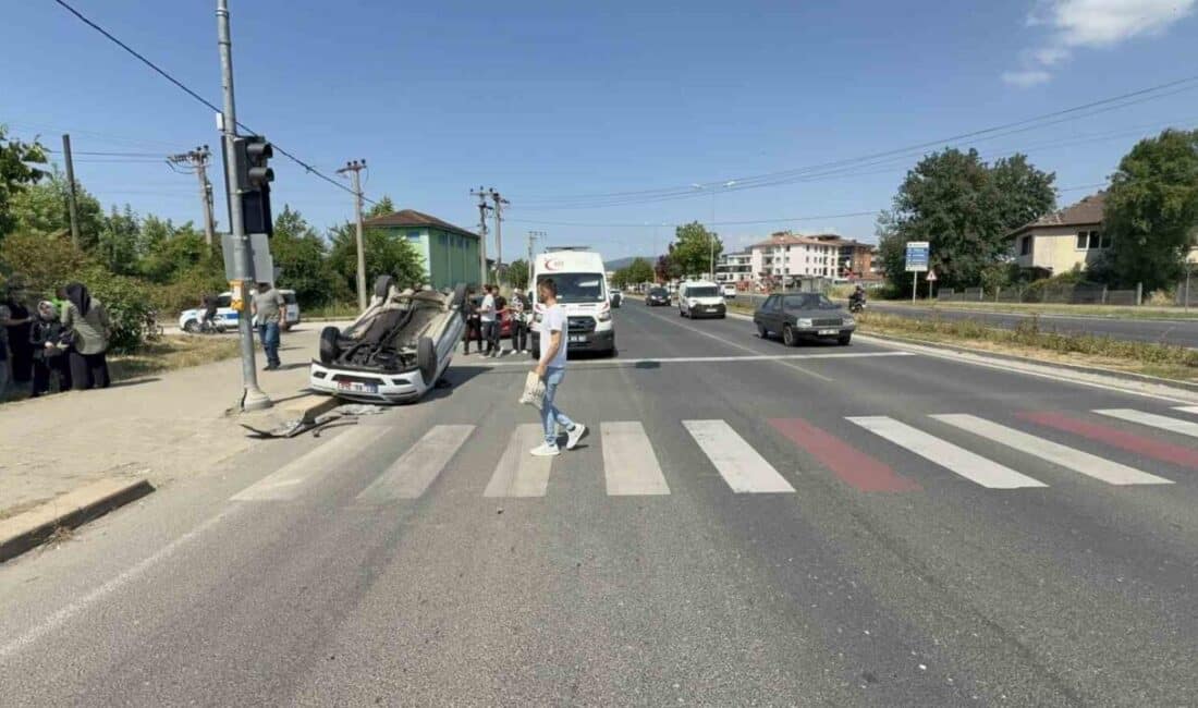 Düzce’de Yaya Geçidinde Durduğu İçin Çarpılan Otomobil Takla Attı, 3 Kişi Yaralandı Düzce'de, yaya geçidinde durarak yayalara yol veren Z.M.'nin aracına çarpan