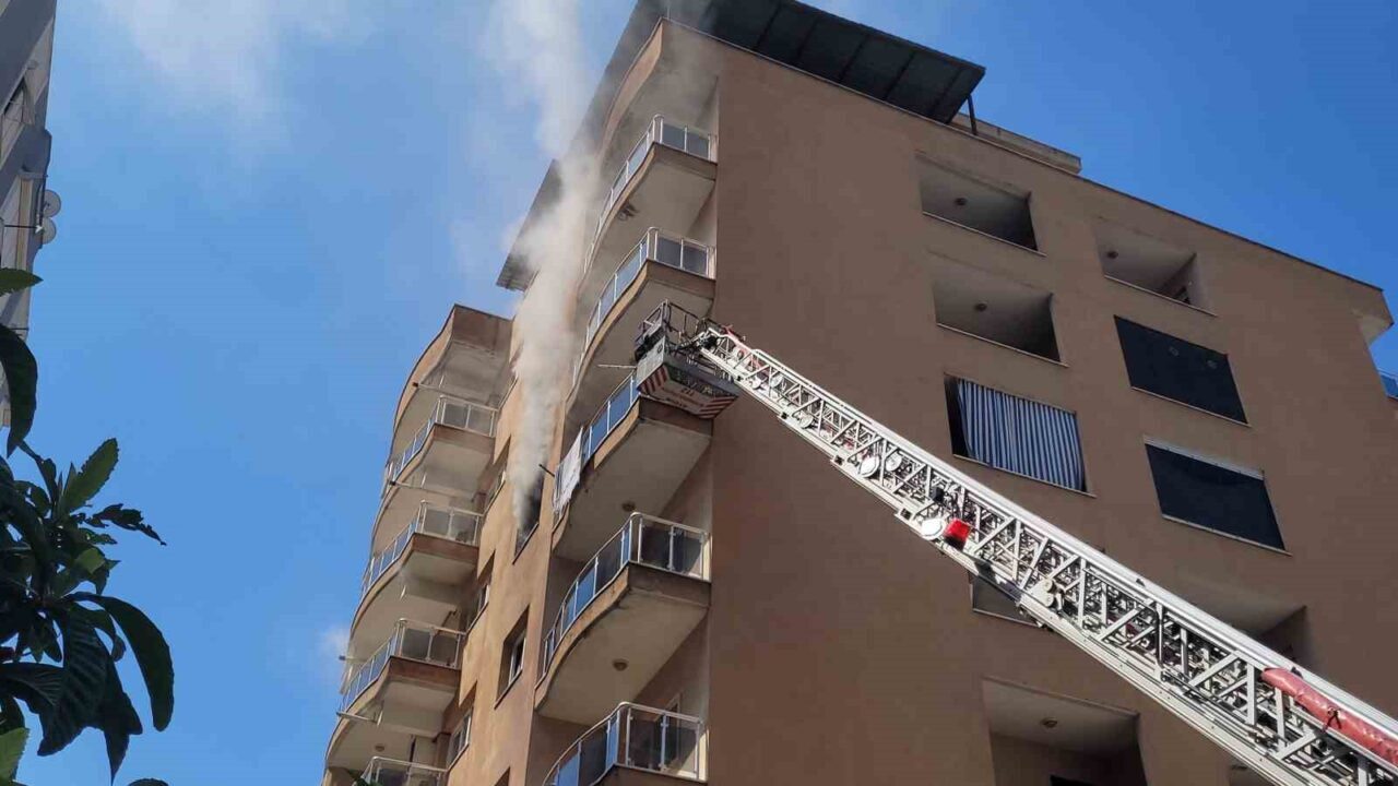 Aydın'ın Efeler ilçesinde bir apartmanın beşinci katında çıkan yangın, anne