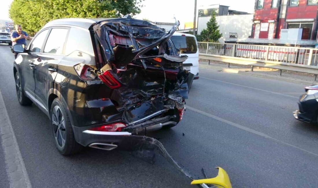 Kocaeli'de D-130 Karayolu'nda yeni alınan Chery marka SUV, damperli bir