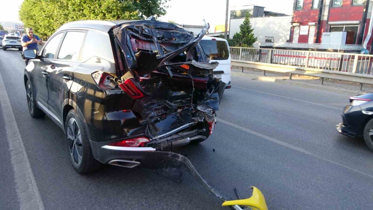 Kocaeli'de D-130 Karayolu'nda yeni alınan Chery marka SUV, damperli bir