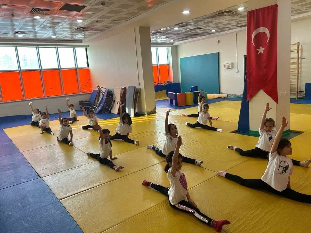Yeni Spor Salonu'nda düzenlenen artistik cimnastik kursları, uzman antrenörler eşliğinde