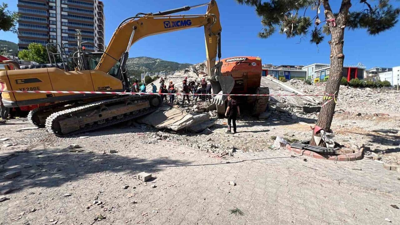 Kahramanmaraş'ta 6 Şubat depremlerinde zarar gören bir binanın kontrollü yıkımı