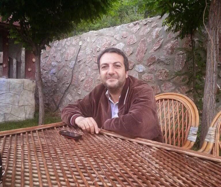 Denizli'nin Buldan ilçesinde Türker Kesentürk, evine dönerken ayak parmağından yılan