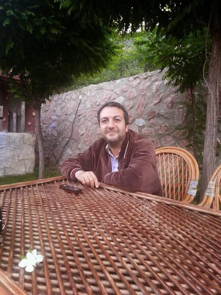 Denizli'nin Buldan ilçesinde Türker Kesentürk, evine dönerken ayak parmağından yılan