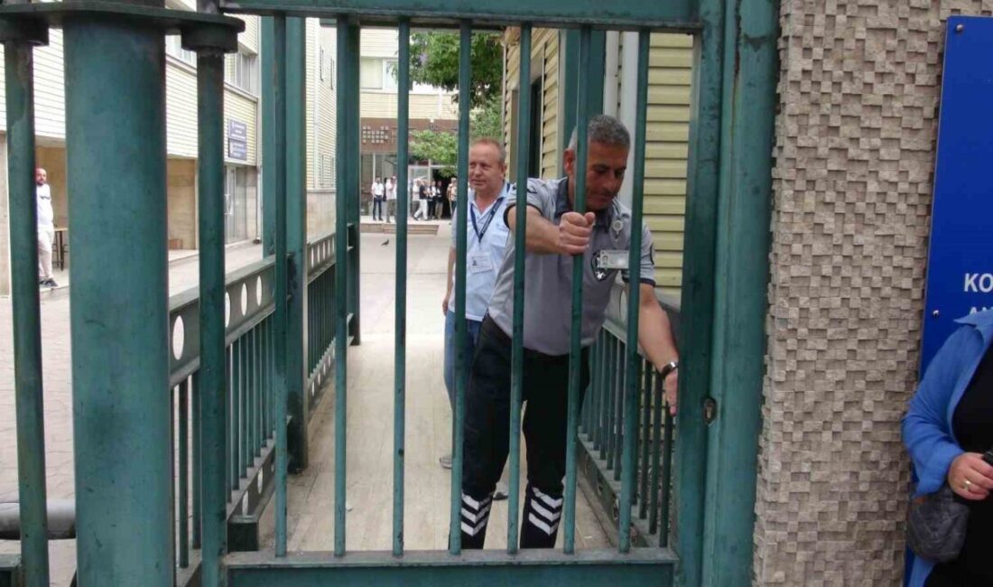 Kocaeli'de üniversite adayları, Yükseköğretim Kurumları Sınavı'nın ilk oturumu olan TYT