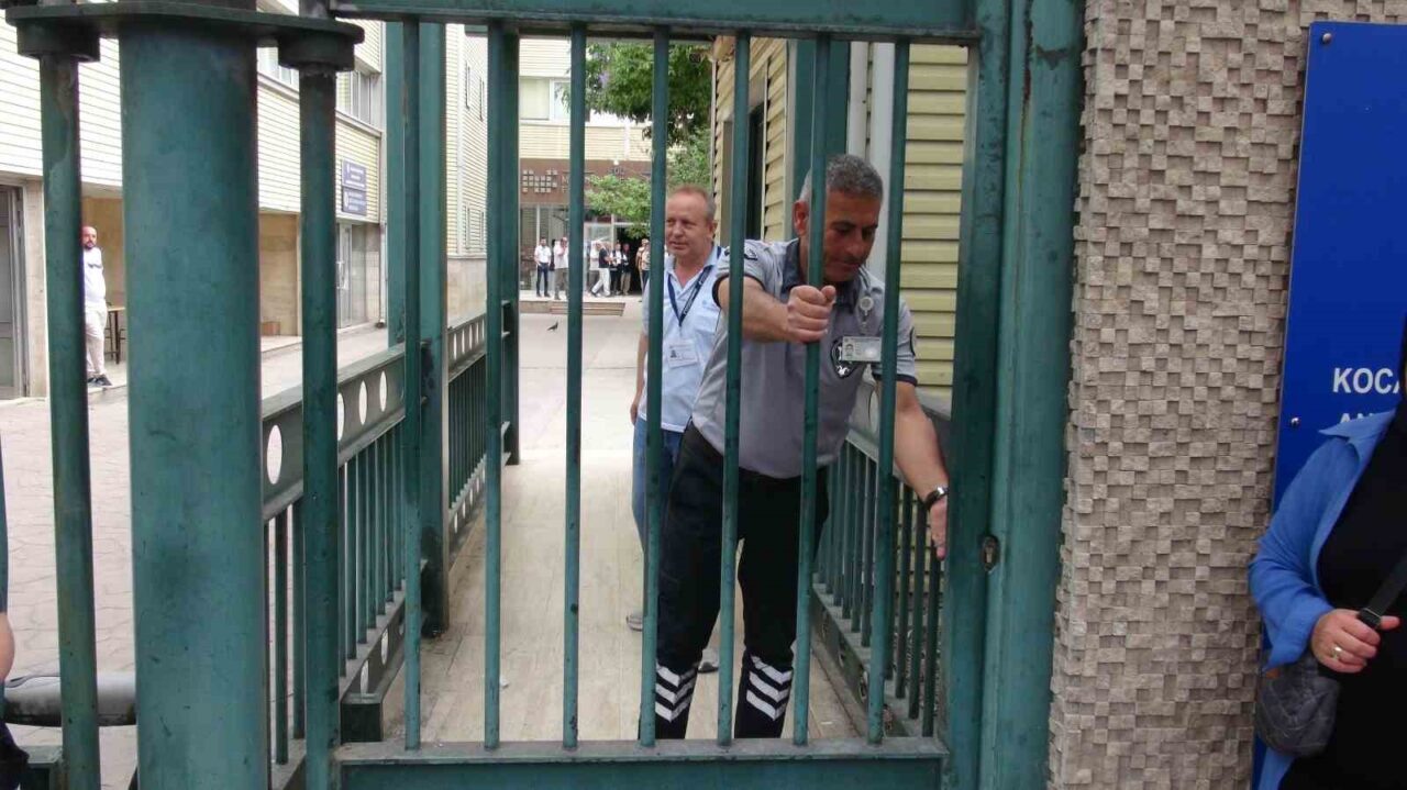 Kocaeli'de üniversite adayları, Yükseköğretim Kurumları Sınavı'nın ilk oturumu olan TYT